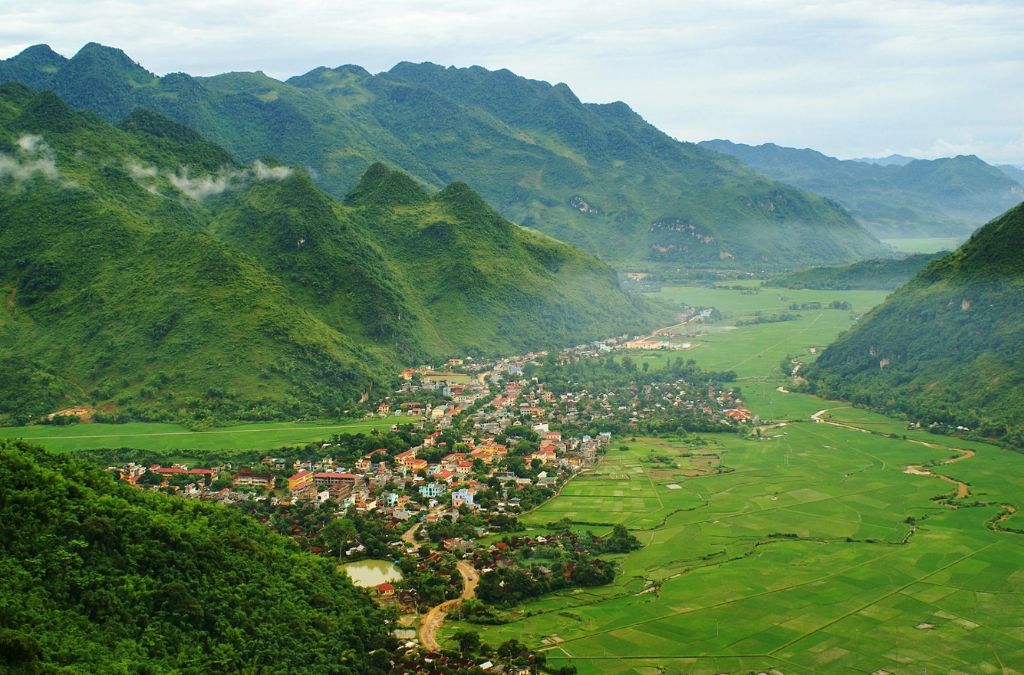 Thung lũng Mai Châu với bản làng và núi xanh