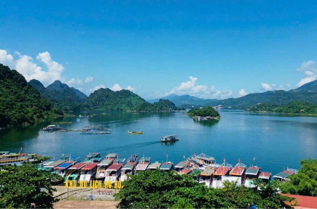  Mặt hồ Hòa Bình và cảnh núi non khu vực Thung Nai