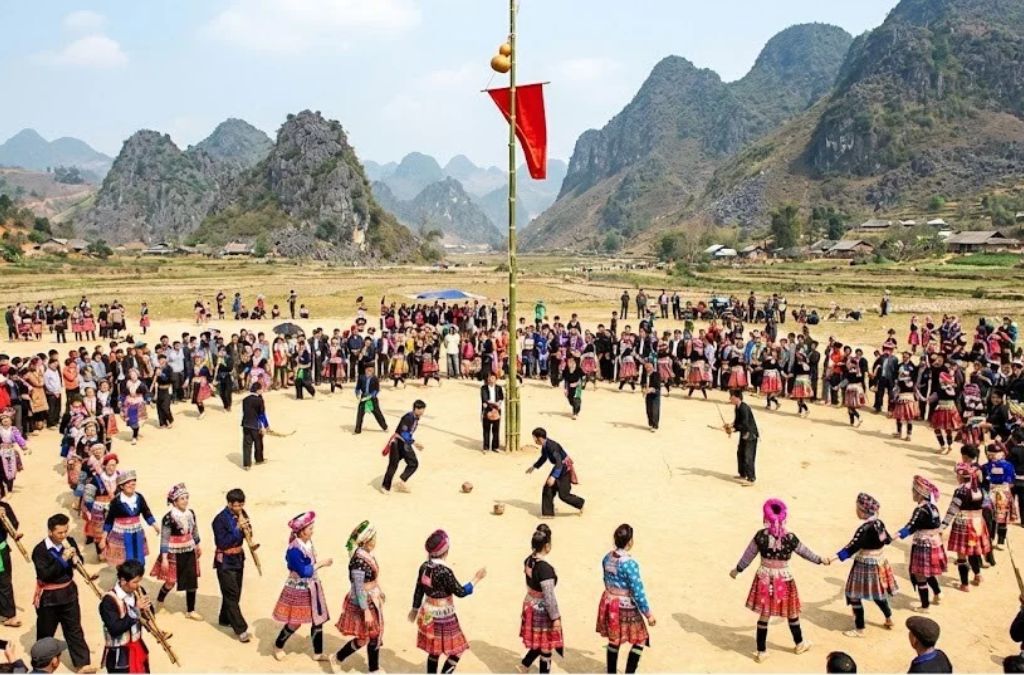 Hoạt động văn hóa trong lễ hội Gầu Tào của người Mông