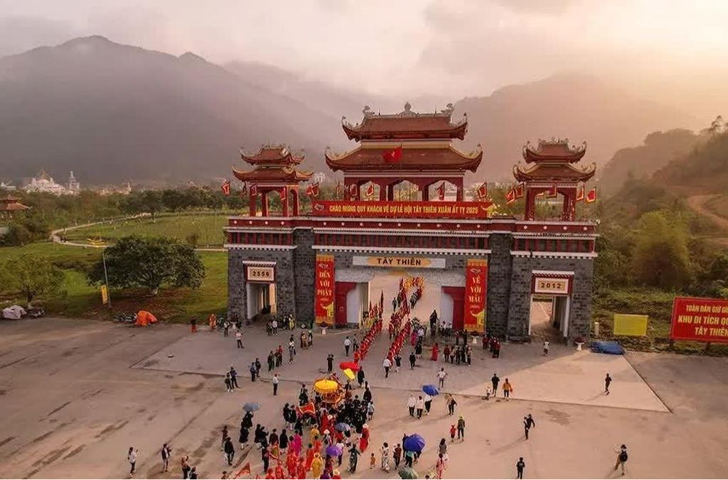 Không gian đền chùa và núi rừng tại khu danh thắng Tây Thiên
