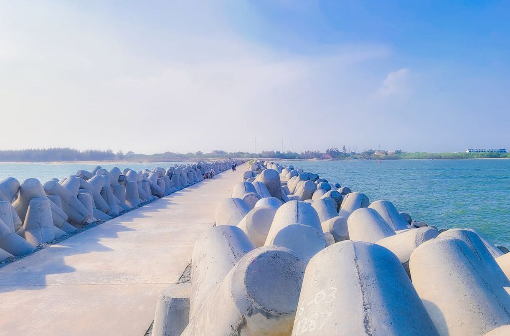 Bờ kè Lộc An vươn dài giữa biển xanh