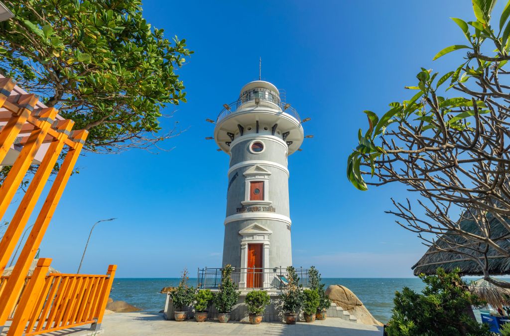 Tháp Vọng Thiên bên bờ biển Phước Hải