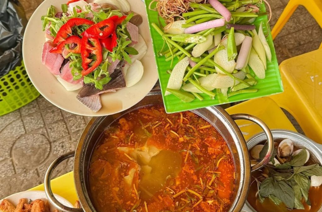 Lẩu súng Phước Hải với cá biển, bông súng và rau ăn kèm