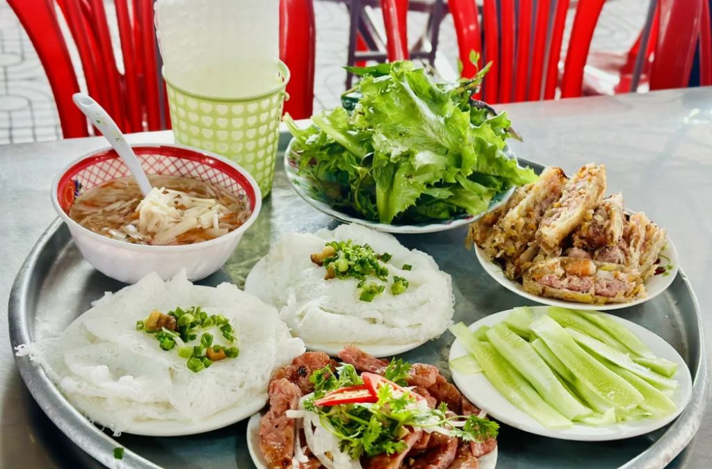Bánh hỏi An Nhứt ăn kèm thịt nướng và rau sống