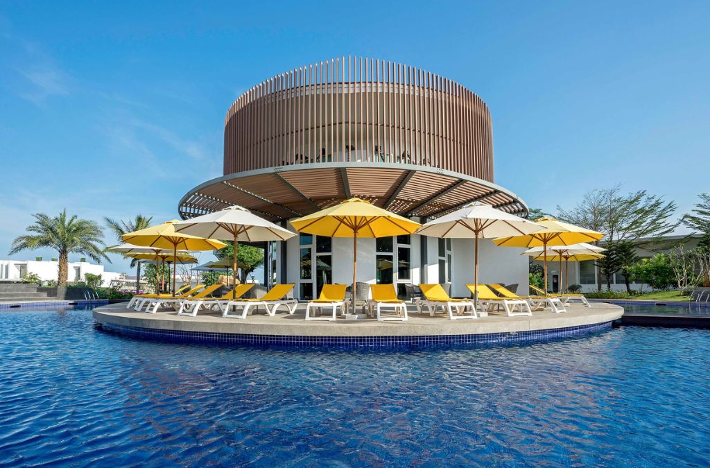 Hồ bơi và khu tiện ích tại resort ven biển