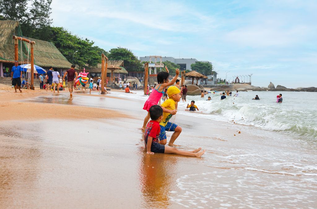 Không khí vui chơi sôi động trên bãi biển Phước Hải vào mùa khô