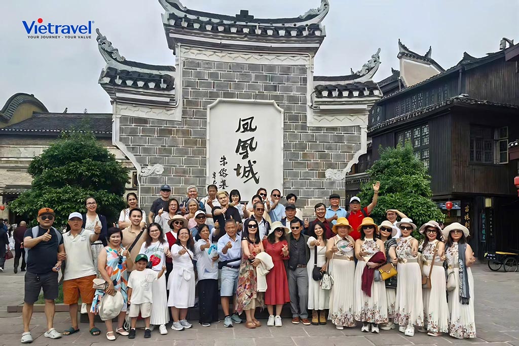Khách đi tour Phượng Hoàng Cổ Trấn cùng Vietravel