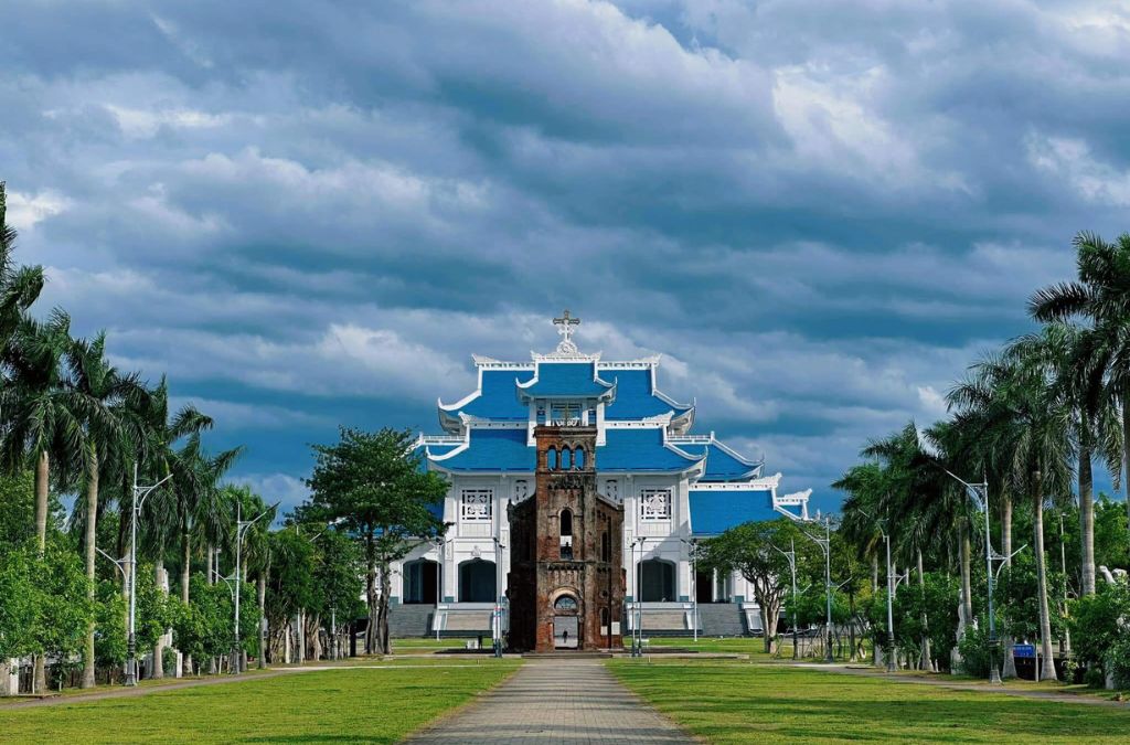 Vương cung thánh đường trong khuôn viên Thánh địa La Vang