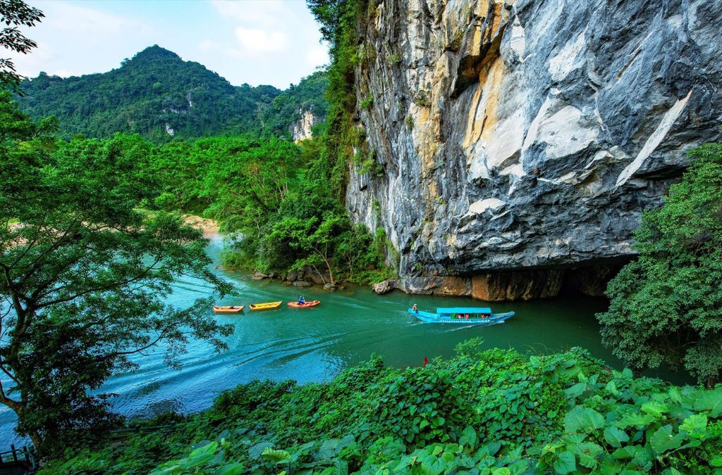 Thuyền trên sông Son trước cửa Động Phong Nha