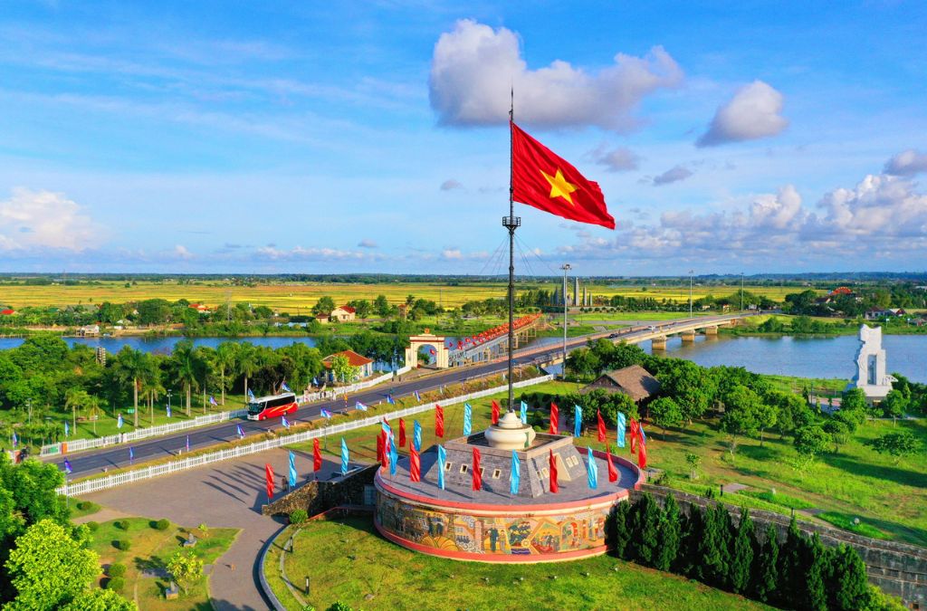 Cột cờ Hiền Lương và khu di tích bên sông Bến Hải nhìn từ trên cao