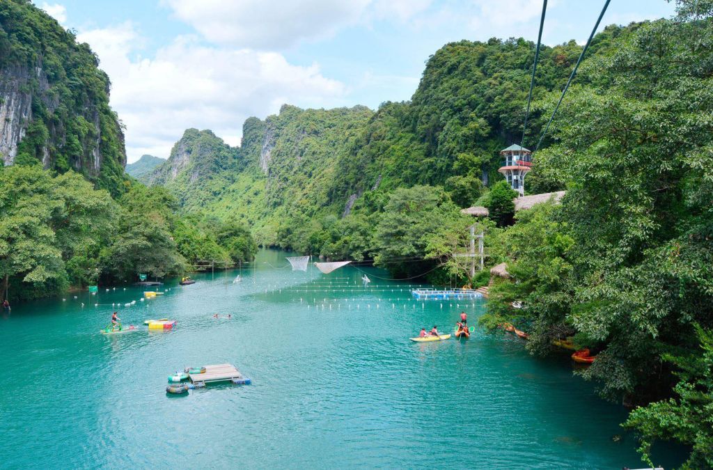 Dòng sông Chày xanh ngọc giữa núi rừng Phong Nha