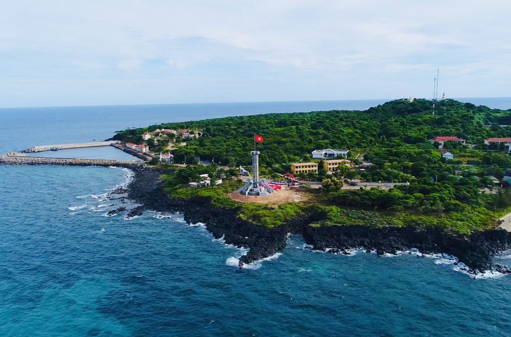 Bờ đá và biển xanh quanh Đảo Cồn Cỏ nhìn từ trên cao