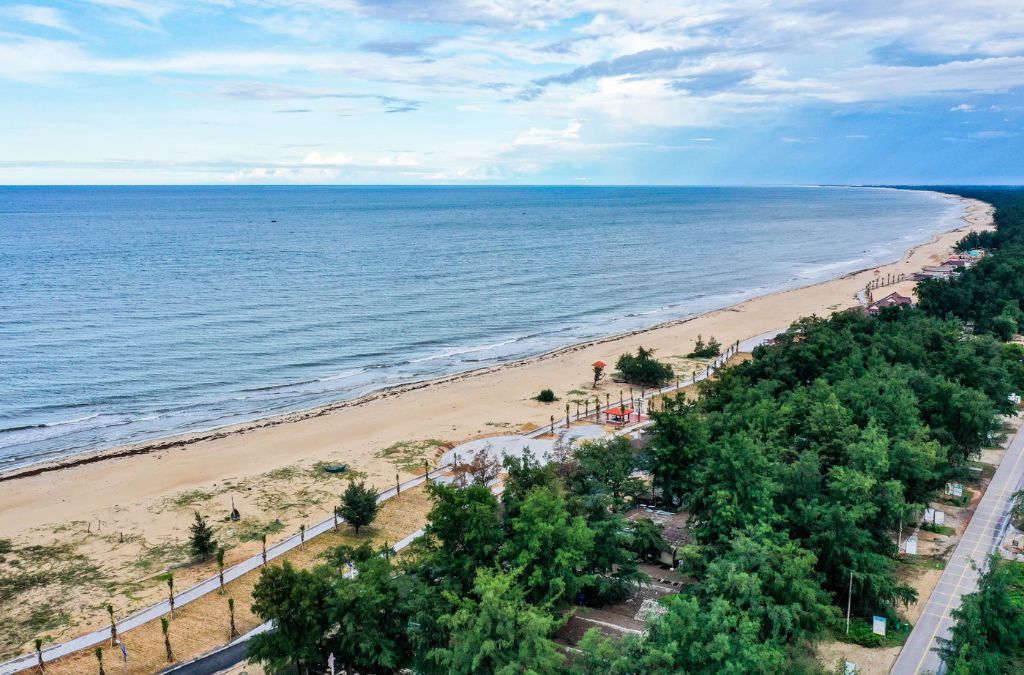Bãi biển Cửa Tùng nhìn từ trên cao