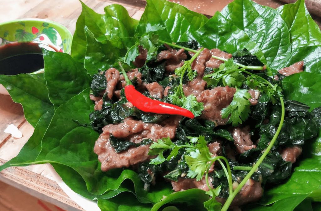 Thịt trâu lá trơng ăn cùng rau và ớt