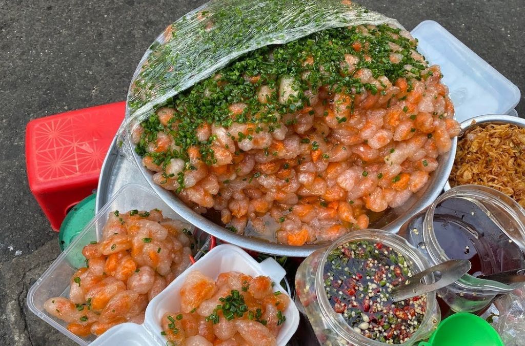 Bánh bột lọc nhân tôm ăn cùng nước chấm