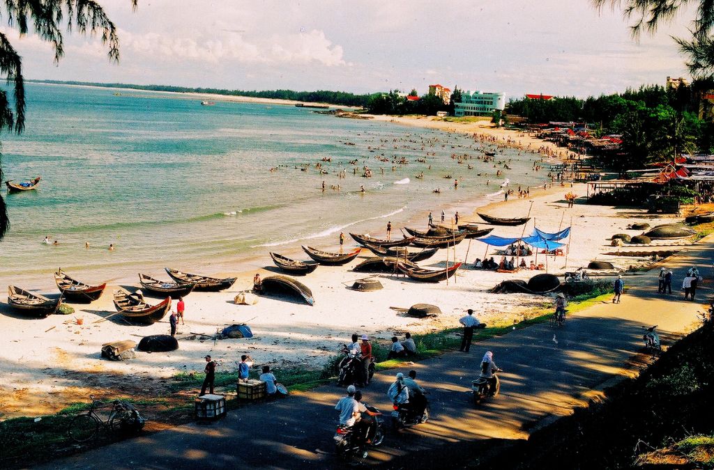 Những chiếc thuyền thúng nằm dọc bãi biển Quảng Trị