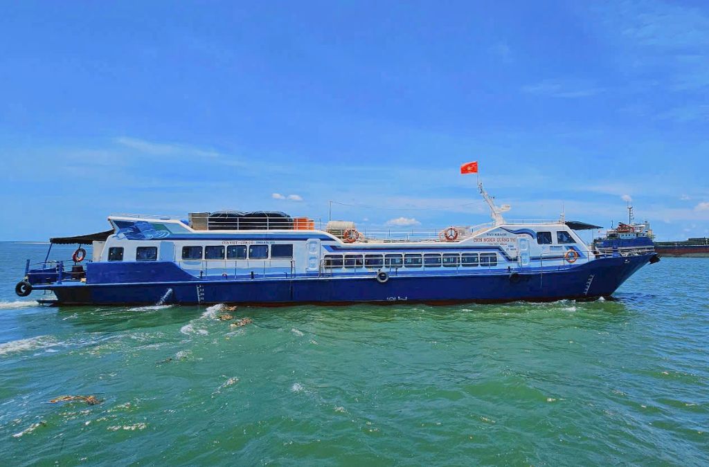 Tàu chở khách di chuyển trên biển Quảng Trị