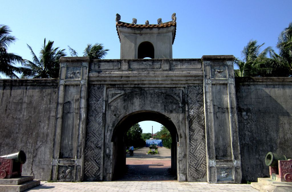 Cổng Thành cổ Quảng Trị với tường thành rêu phong