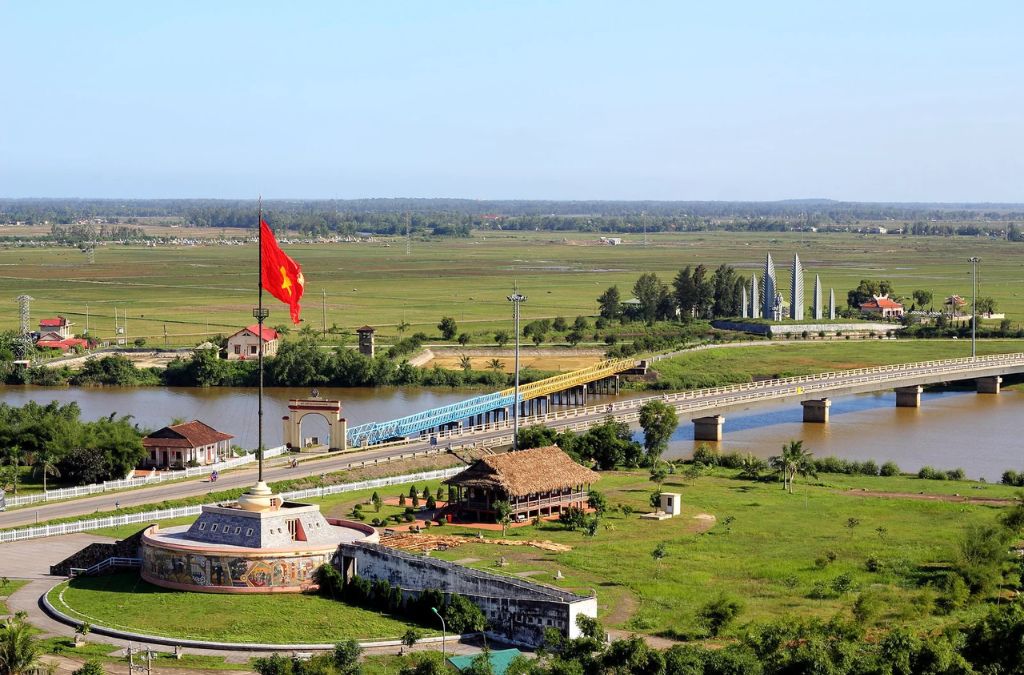 Cầu Hiền Lương bắc qua sông Bến Hải nhìn từ trên cao