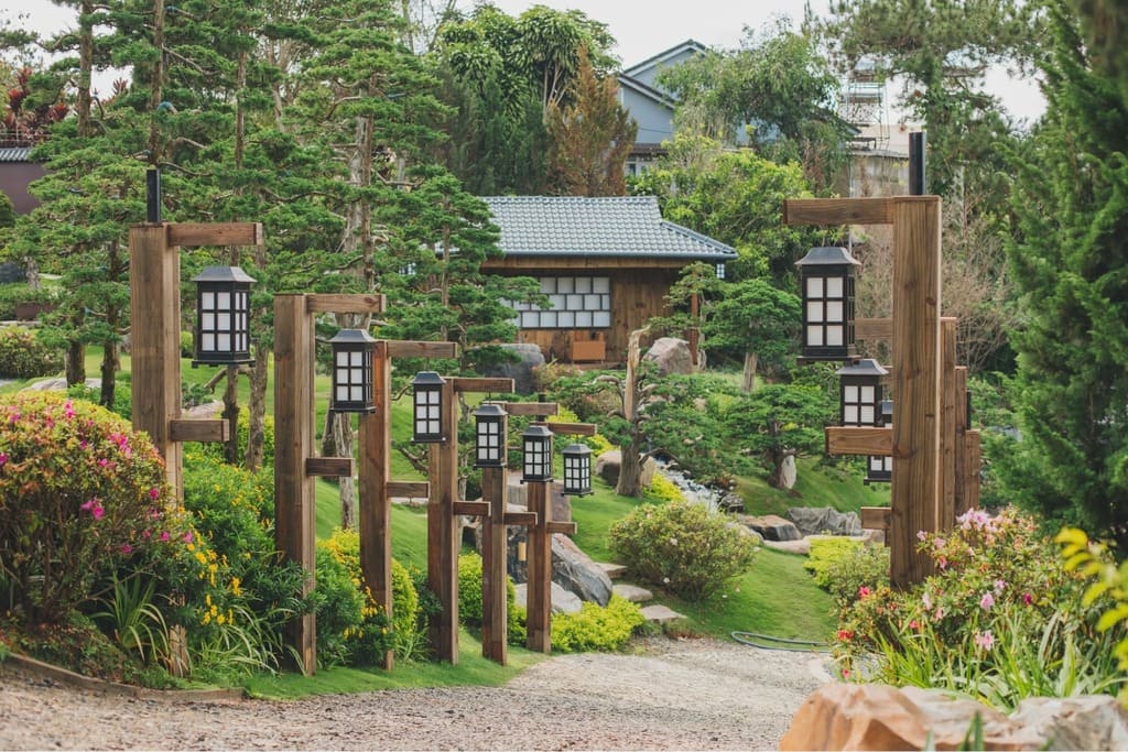 Bonsai, hồ cá Koi và nhà gỗ Nhật tại Quê Garden Đà Lạt