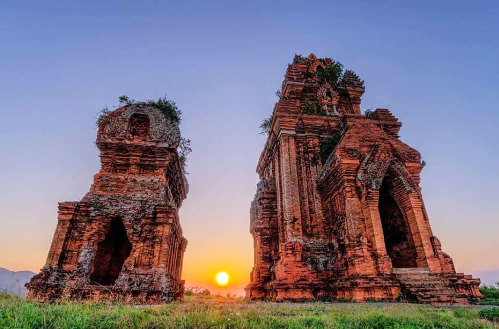Hai ngọn tháp Chăm cổ của Tháp Đôi trong ánh hoàng hôn