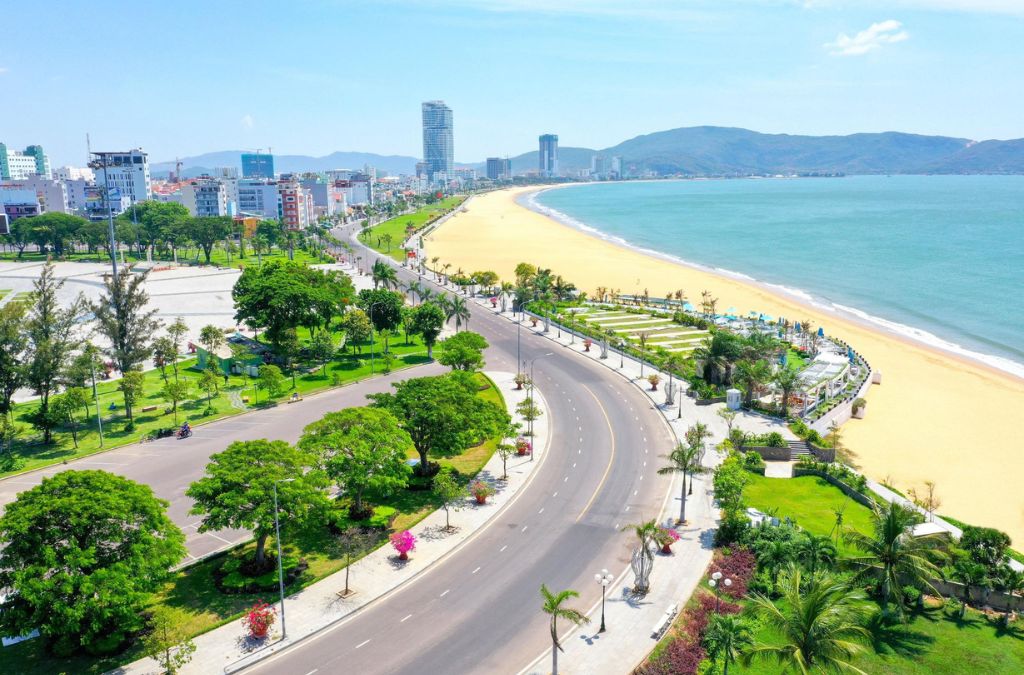 Toàn cảnh đường ven biển và bãi biển Quy Nhơn nhìn từ trên cao