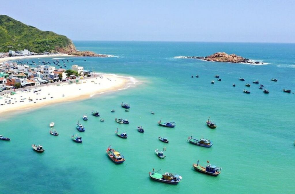 Toàn cảnh làng chài Hải Minh với nhiều thuyền đánh cá neo trên vịnh