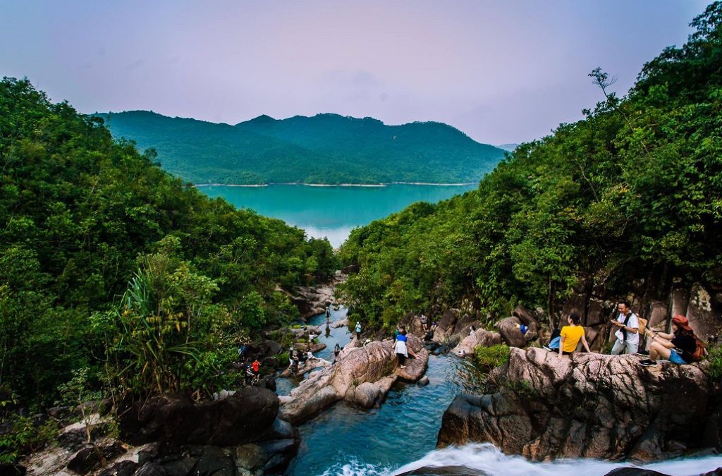 Dòng suối trong xanh chảy qua những khối đá giữa núi rừng Hầm Hô