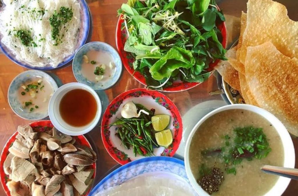 Mâm bánh hỏi cháo lòng với thịt luộc rau sống và nước chấm