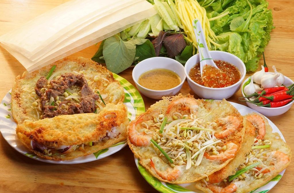 Những chiếc bánh xèo tôm nhảy ăn kèm rau sống và nước chấm