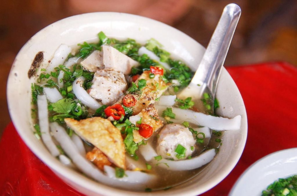 Tô bánh canh chả cá với nước dùng trong và hành lá