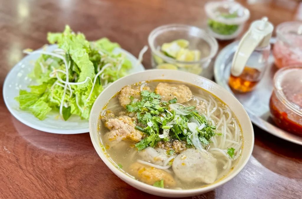 Tô bún chả cá ăn kèm rau sống và các loại gia vị