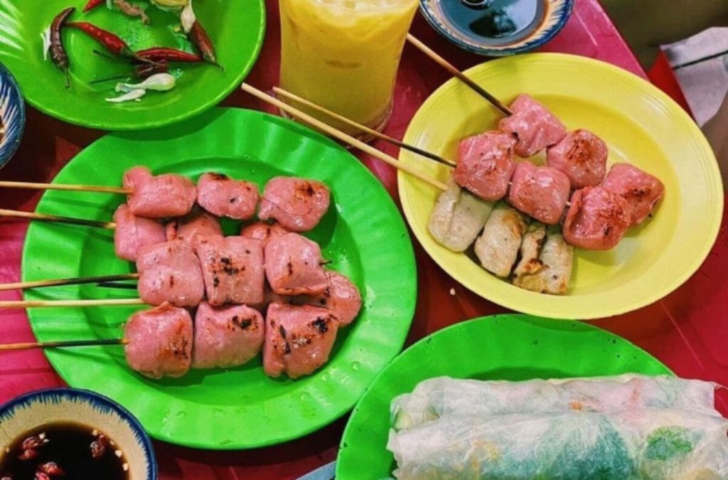 Các phần nem nướng và nem cuốn được bày trên đĩa nhiều màu