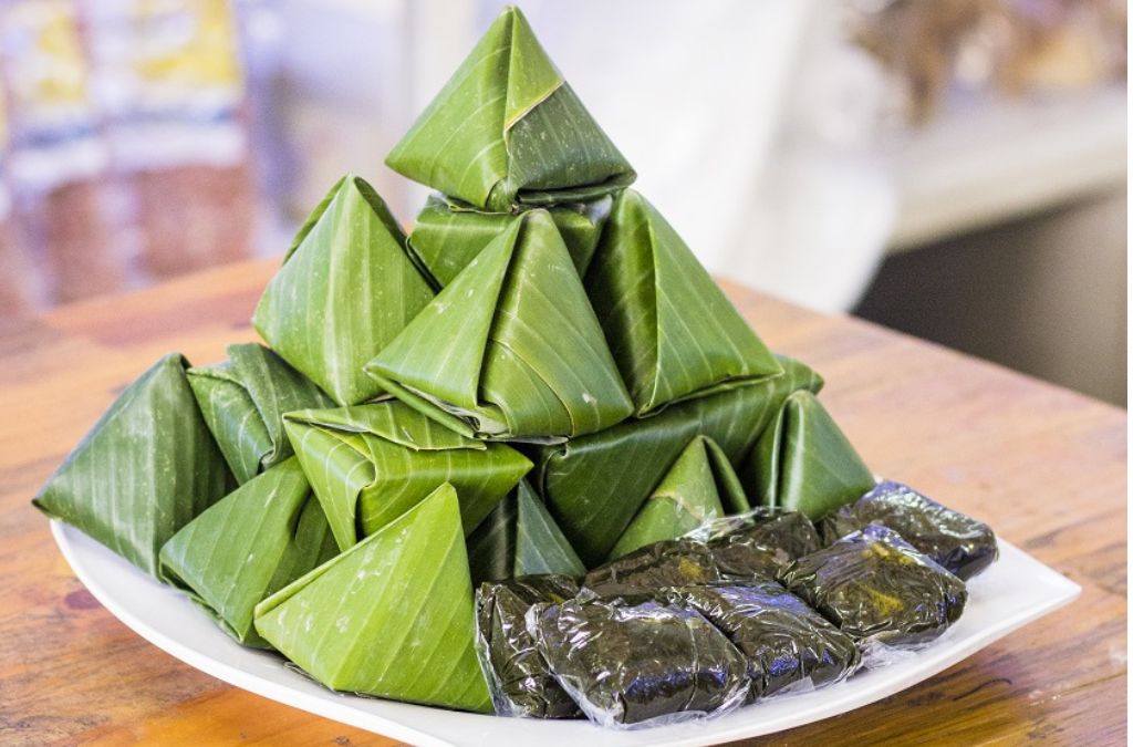 Bánh ít lá gai được gói bằng lá xanh và xếp trên đĩa