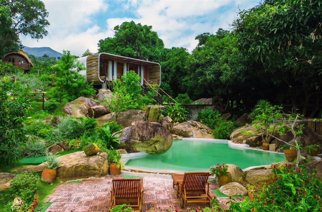  Khu nghỉ dưỡng với bungalow và hồ bơi nằm giữa vườn cây xanh