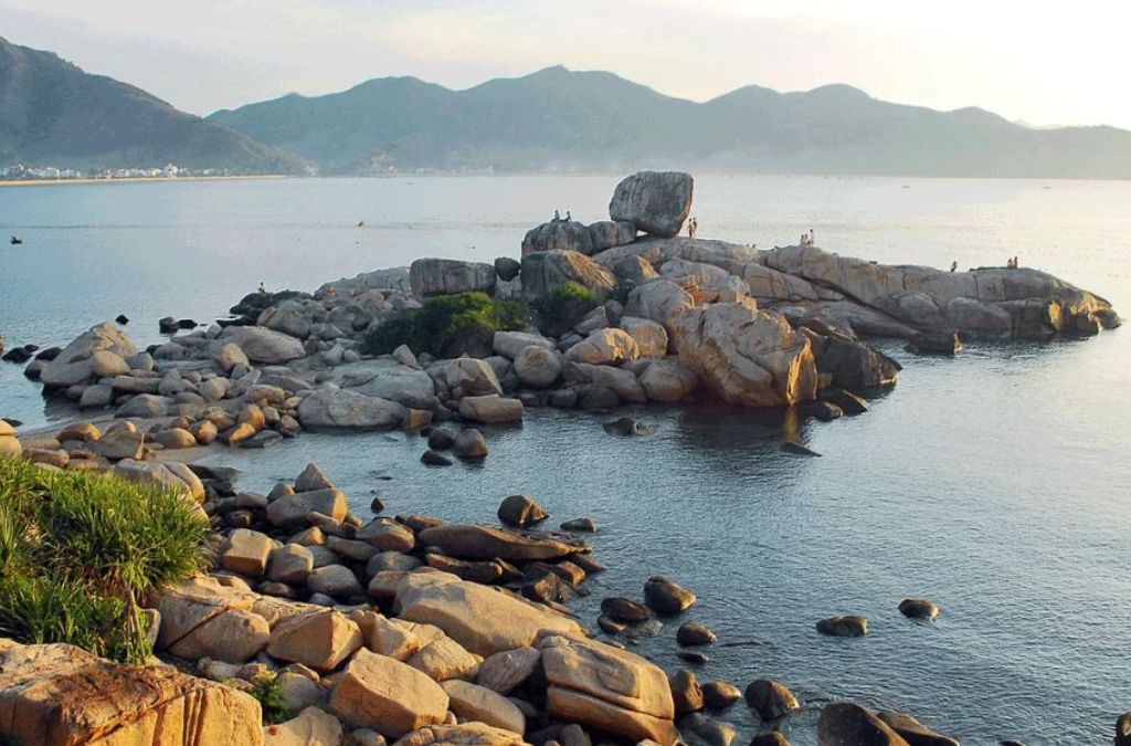 Bờ biển đá Quy Nhơn trong khung cảnh yên bình của mùa mưa