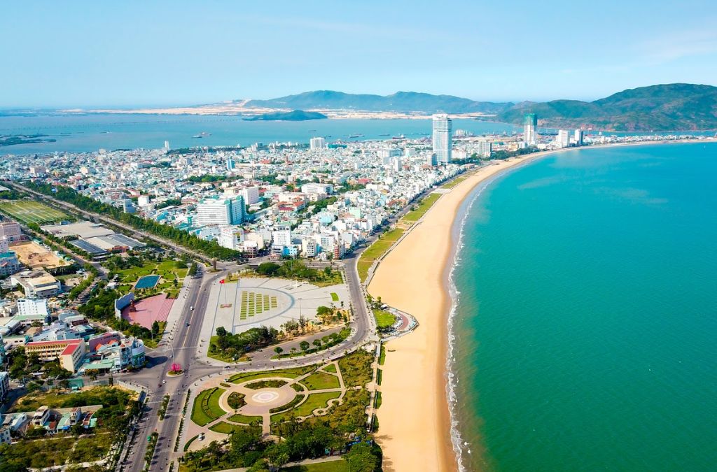 Bãi biển Quy Nhơn hình vầng trăng khuyết bên khu đô thị ven biển
