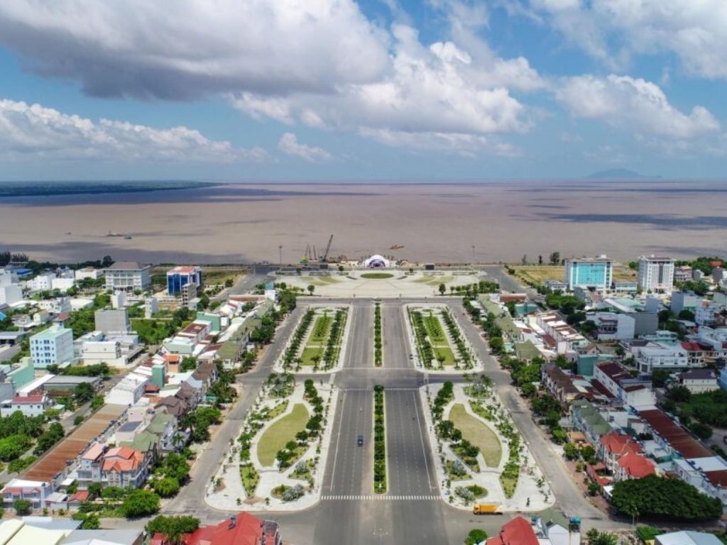 Quảng trường Trần Quang Khải rộng rãi tại trung tâm thành phố