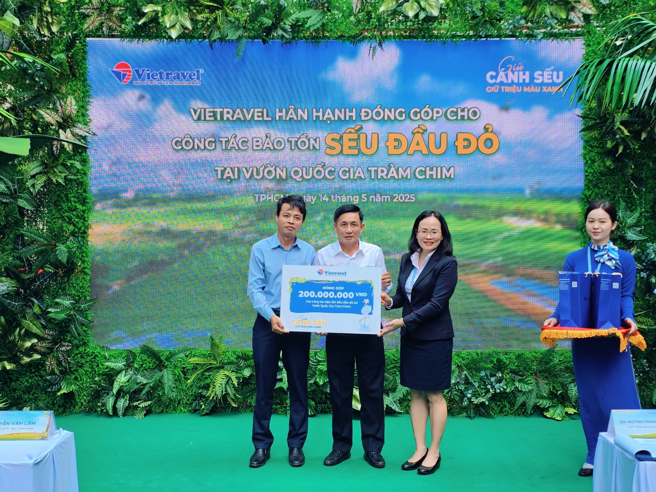 📍𝐕𝐈𝐄𝐓𝐑𝐀𝐕𝐄𝐋 𝐌𝐈𝐂𝐄 - Thương hiệu thuộc Vietravel Corporation
 trao giải cuộc thi vẽ “Bảo vệ môi trường thiên nhiên & động vật hoang dã” cho các em thiếu nhi.