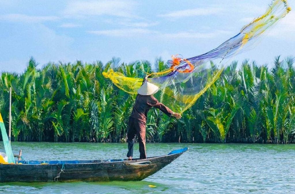 quăng chài bắt cá tại Rừng dừa bảy mẫu