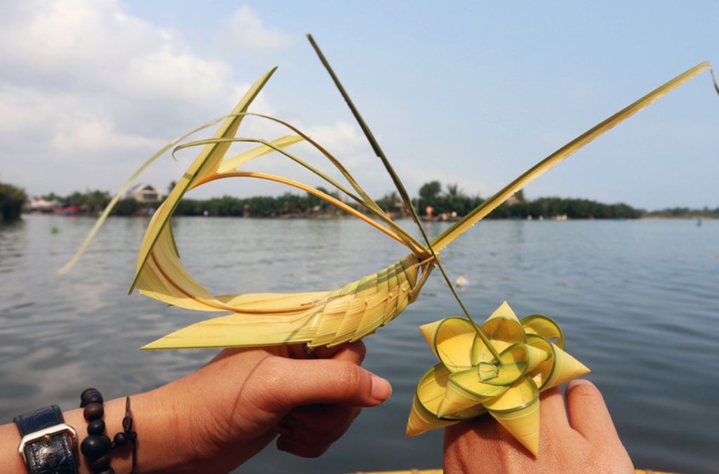 đồ lưu niệm thủ công từ lá dừa