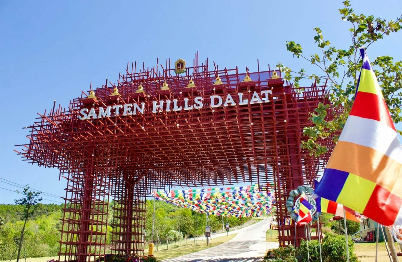 Cổng Mây Samten Hills Đà Lạt với kiến trúc đỏ nổi bật