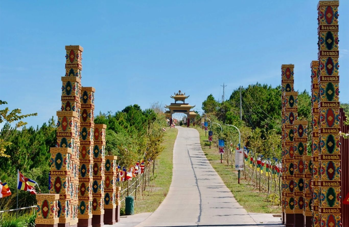 Cột Biểu Tượng Himalaya tại Samten Hills Đà Lạt nổi bật với hoa văn