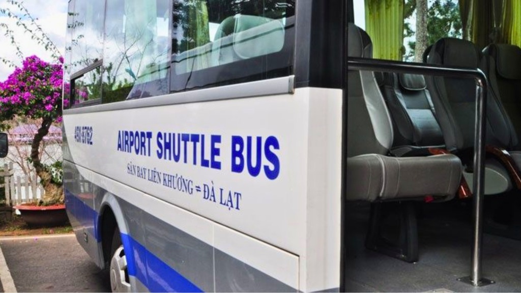 Xe Shuttle Bus đón khách tại sân bay Liên Khương