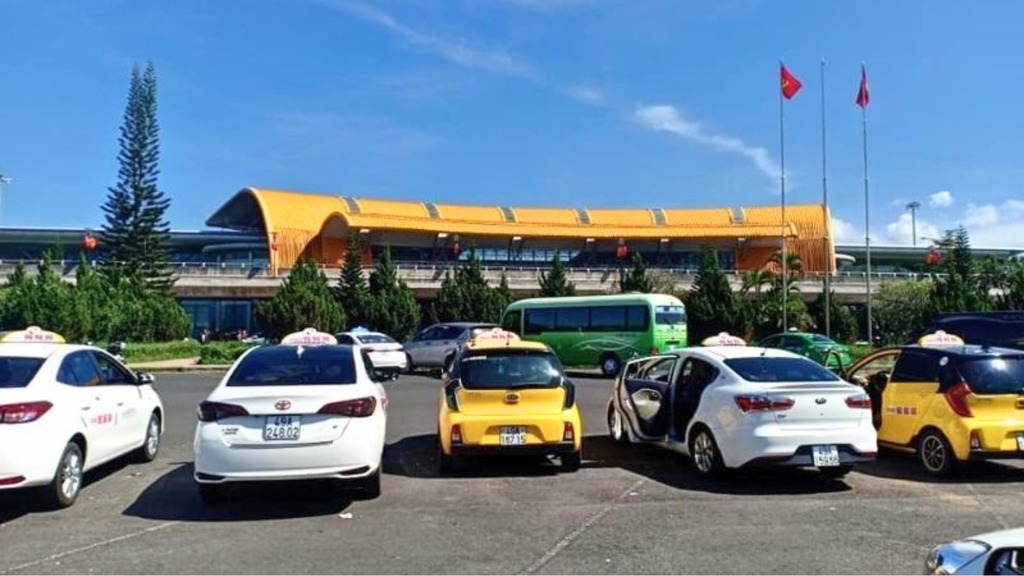 taxi đón khách tại sân bay Liên Khương