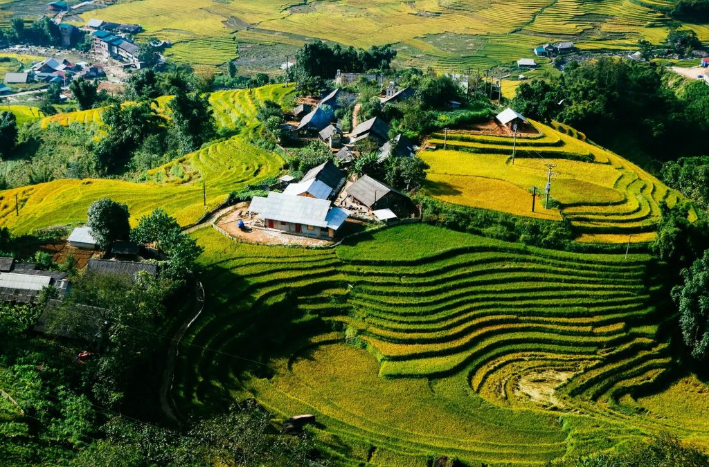 Bản Tả Van giữa ruộng bậc thang tại thung lũng Mường Hoa