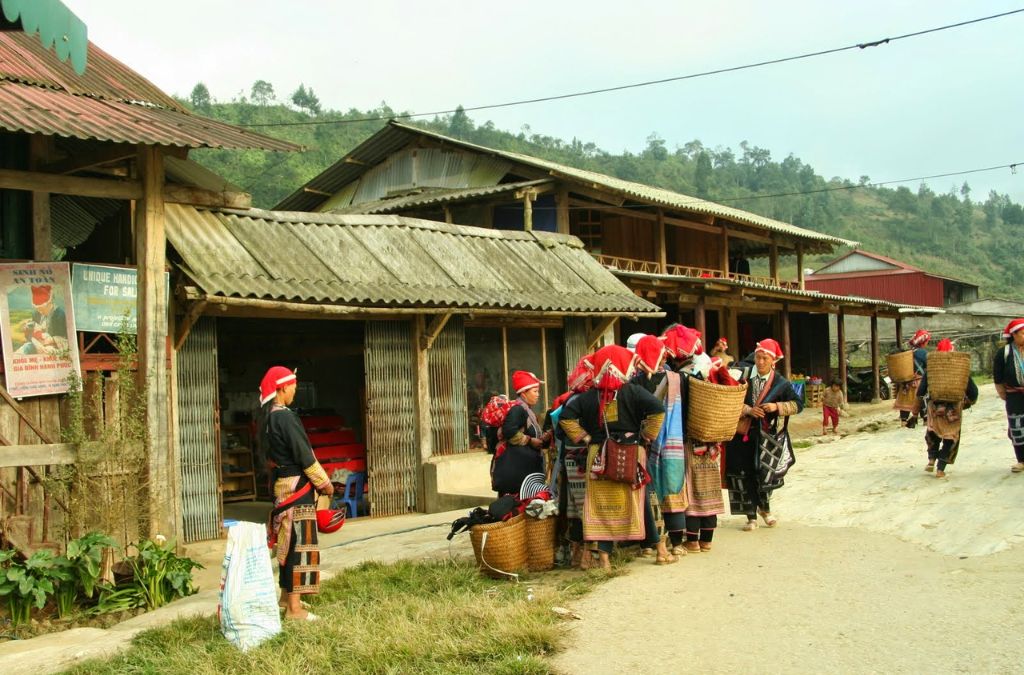 Người dân mặc trang phục truyền thống trên đường bản Tả Phìn