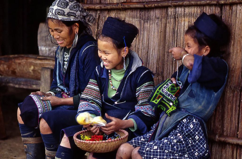 Phụ nữ mặc trang phục truyền thống tại bản Sín Chải Sapa