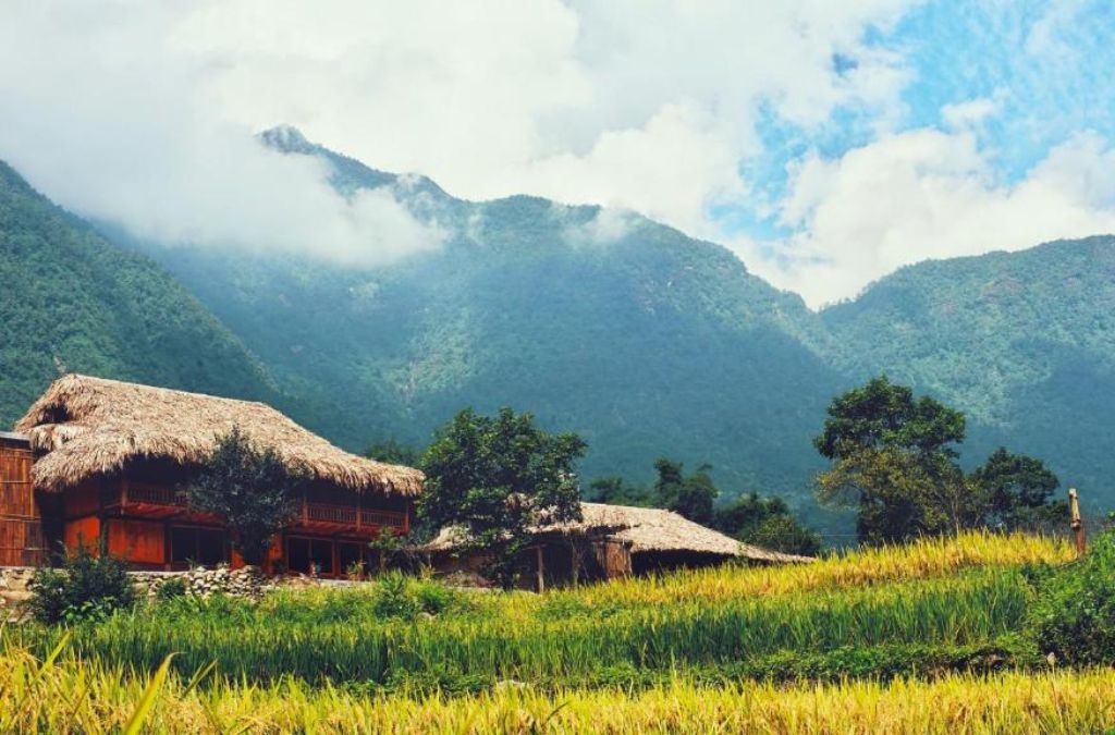 Bản làng và ruộng bậc thang dưới chân núi tại Giàng Tả Chải