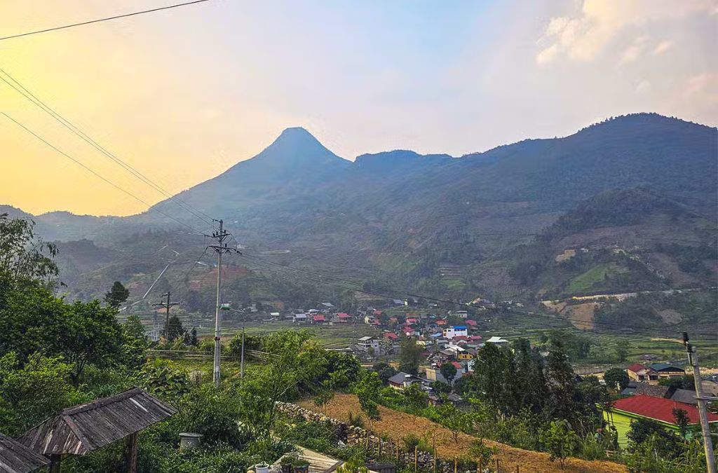Bản Hồ nằm giữa thung lũng và những dãy núi xanh tại Sapa